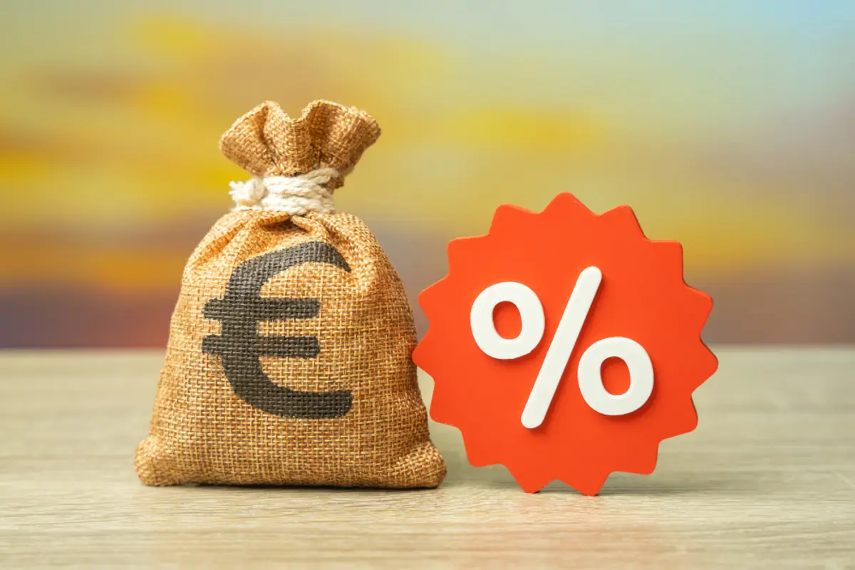 Worek z symbolem euro obok oznaczenia obniżki ceny